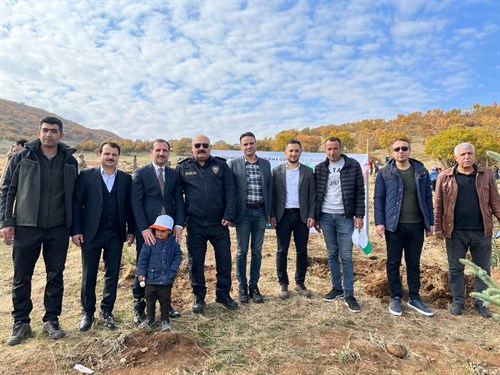 11 KASIM MİLLİ AĞAÇLANDIRMA GÜNÜNDE İLÇEMİZDE FİDAN DİKİMİ YAPILDI